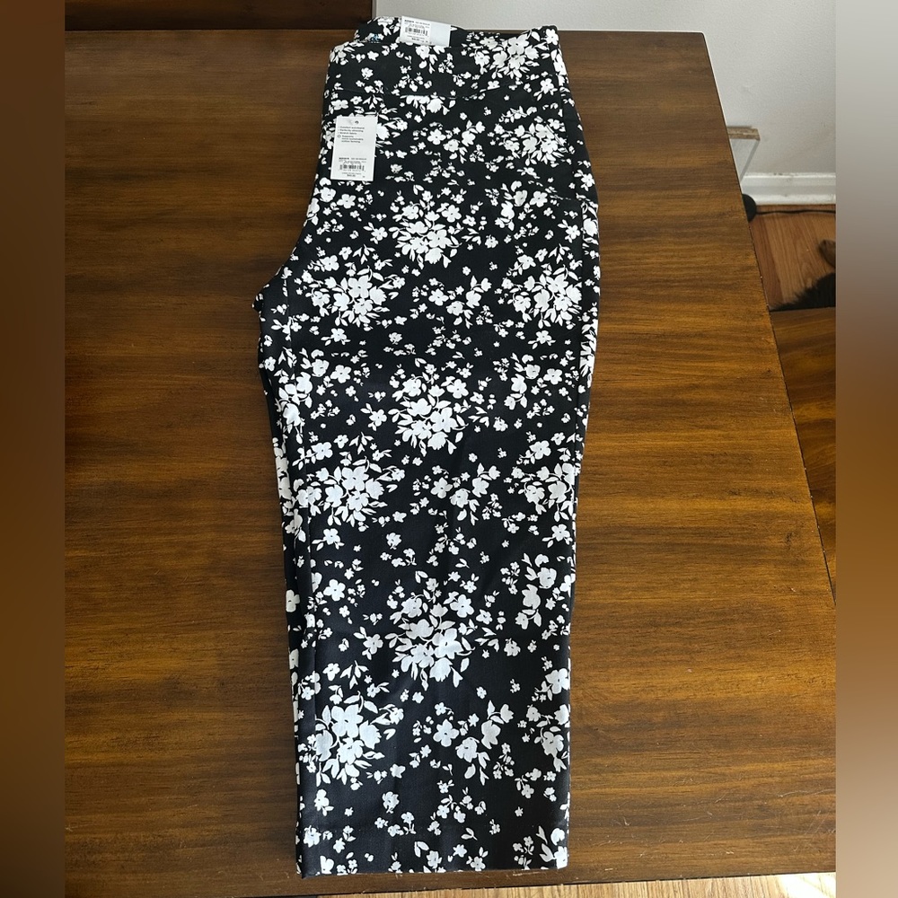Croft and Borrow Stretch Capri Size 16W Regular Black/White Floral - Picture 1 of 5